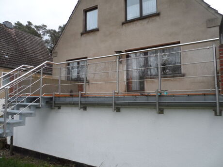 Metalltreppe Außenbereich mit Plattform